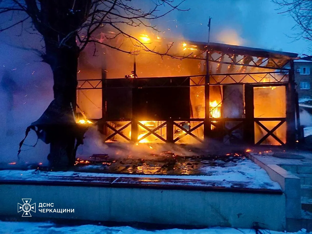 Пожежа на літньому майданчику ресторану в Умані: обійшлося без постраждалих (ФОТО)