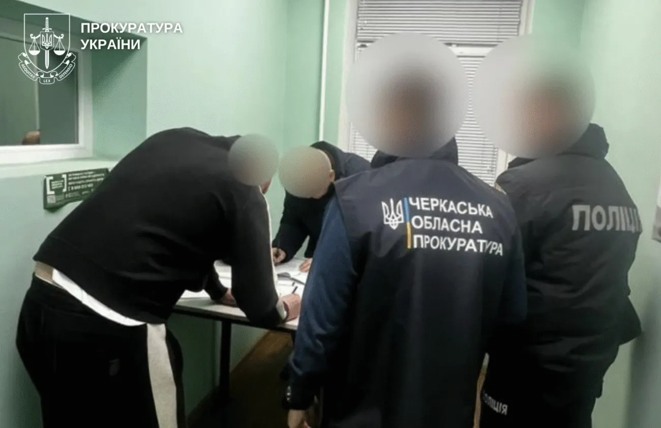 На Черкащині затримали посадовця Укртрансбезпеки, який пропонував хабарі правоохоронцям
