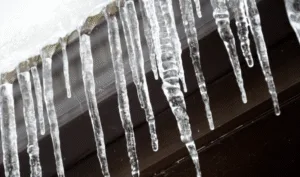 В Умані містян застерігають від падіння бурульок