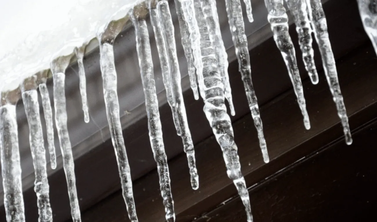 В Умані містян застерігають від падіння бурульок