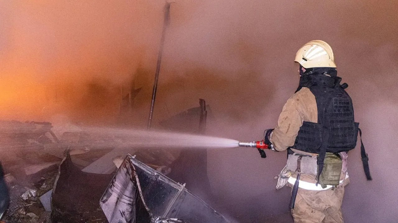 Нічна атака на Черкащину: ППО знищила 20 дронів і ракету, а рятувальники здолали пожежу