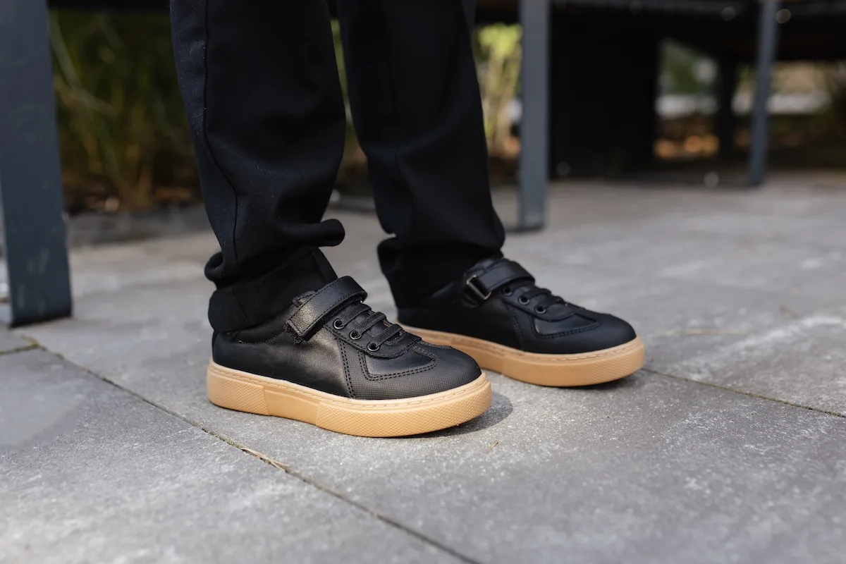 Коли для школи краще обирати кросівки