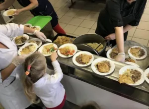 Прем’єр-міністерка Юлія Свириденко повідомила, що з 1 вересня учні 1–11 класів Черкащини мають бути забезпечені теплими обідами