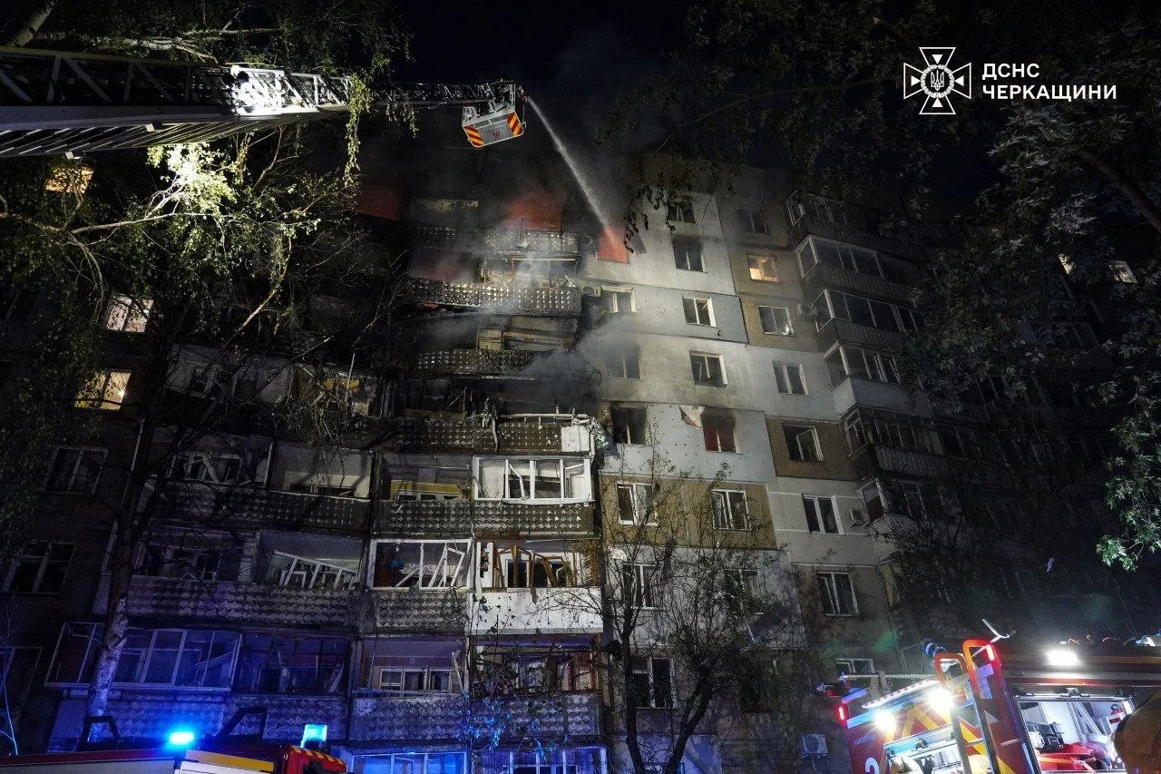 У Черкасах після атаки пошкоджено три багатоповерхівки: вибито близько 200 вікон
