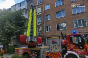 Рятувальники винесли непритомного чоловіка із задимленої квартири в Умані