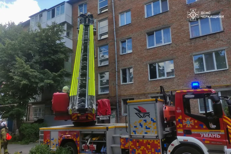 Рятувальники винесли непритомного чоловіка із задимленої квартири в Умані