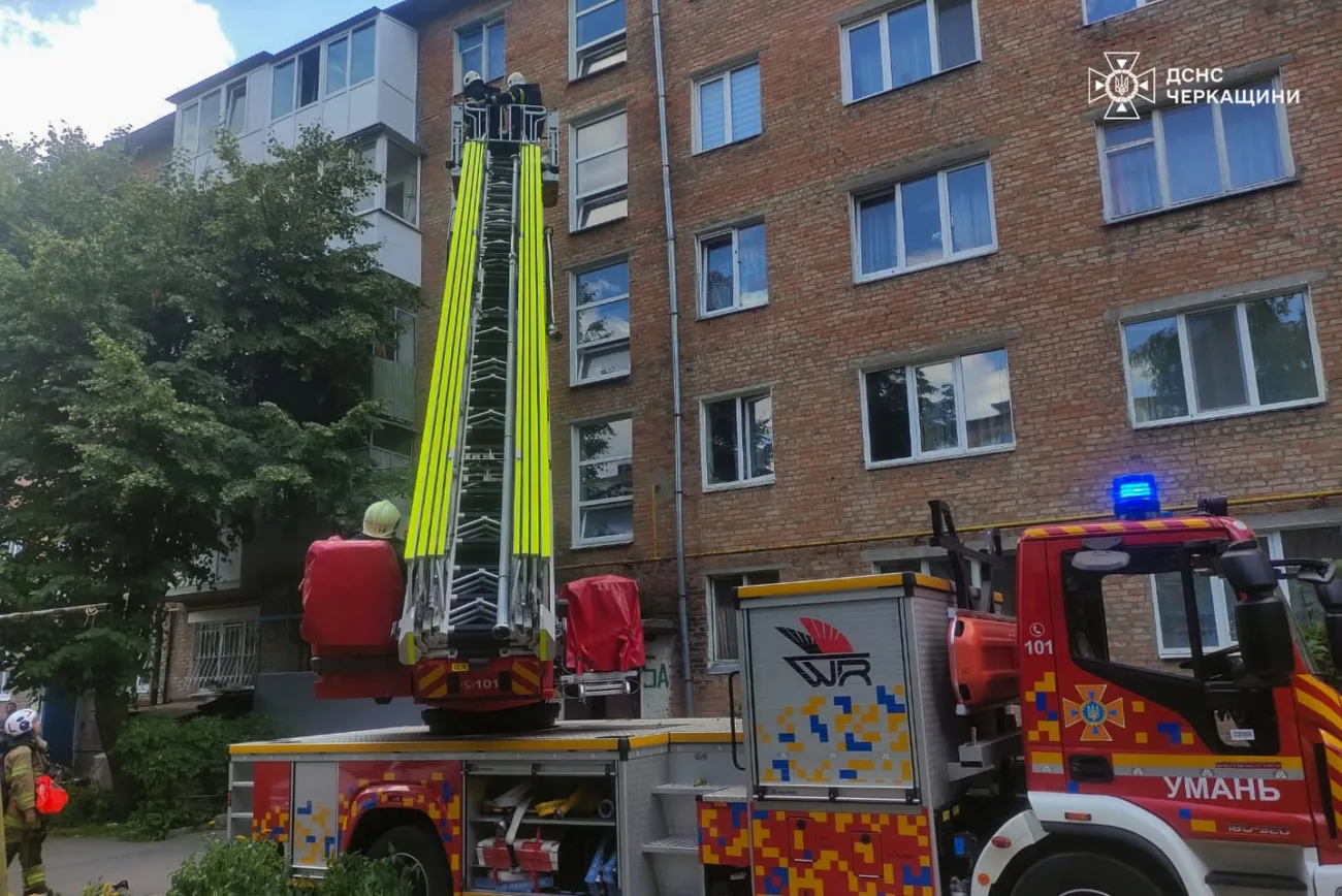 Рятувальники винесли непритомного чоловіка із задимленої квартири в Умані
