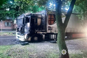 У Черкасах перед судом постане чоловік, якого обвинувачують у підпалі двох автівок