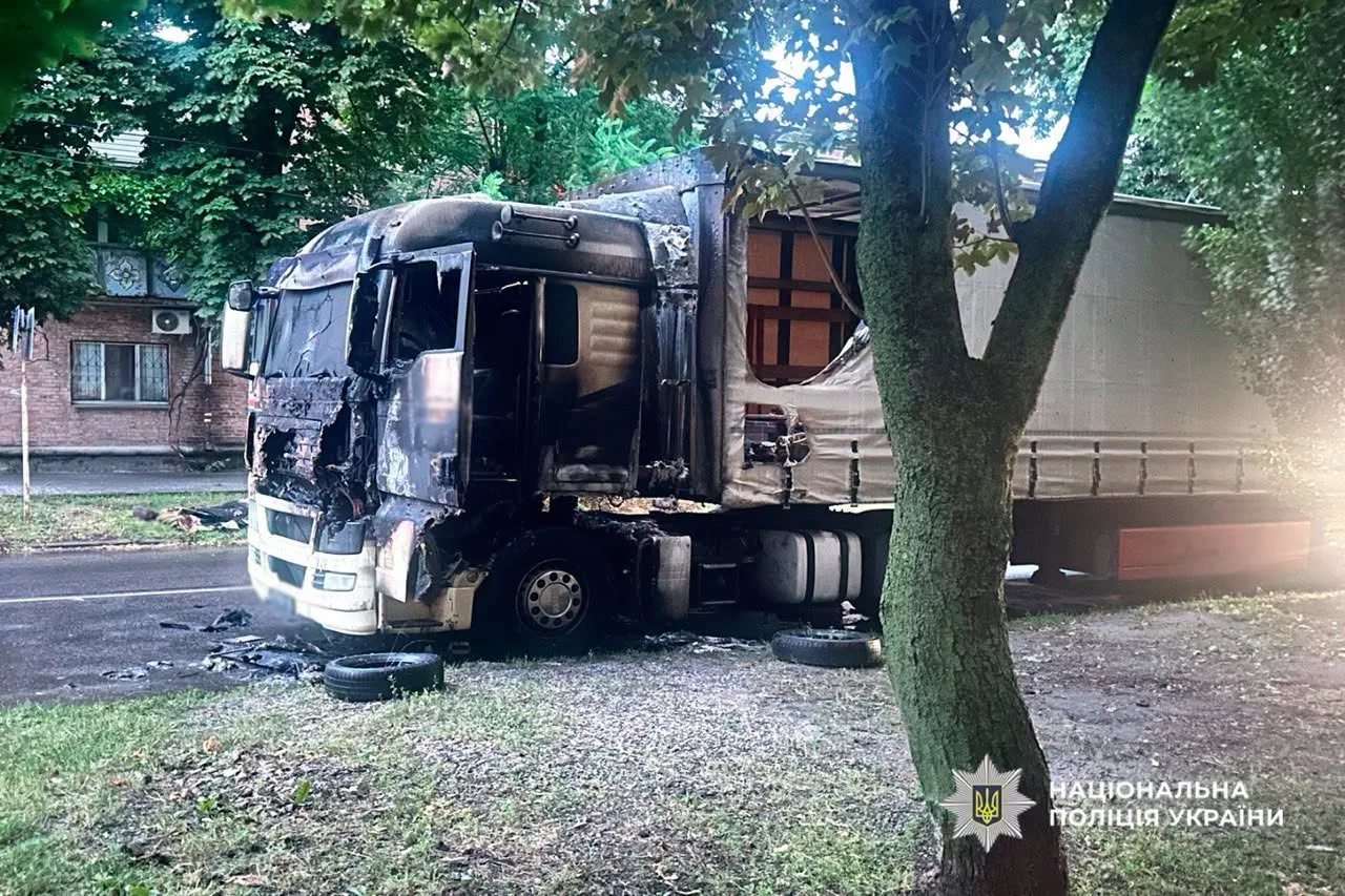У Черкасах перед судом постане чоловік, якого обвинувачують у підпалі двох автівок